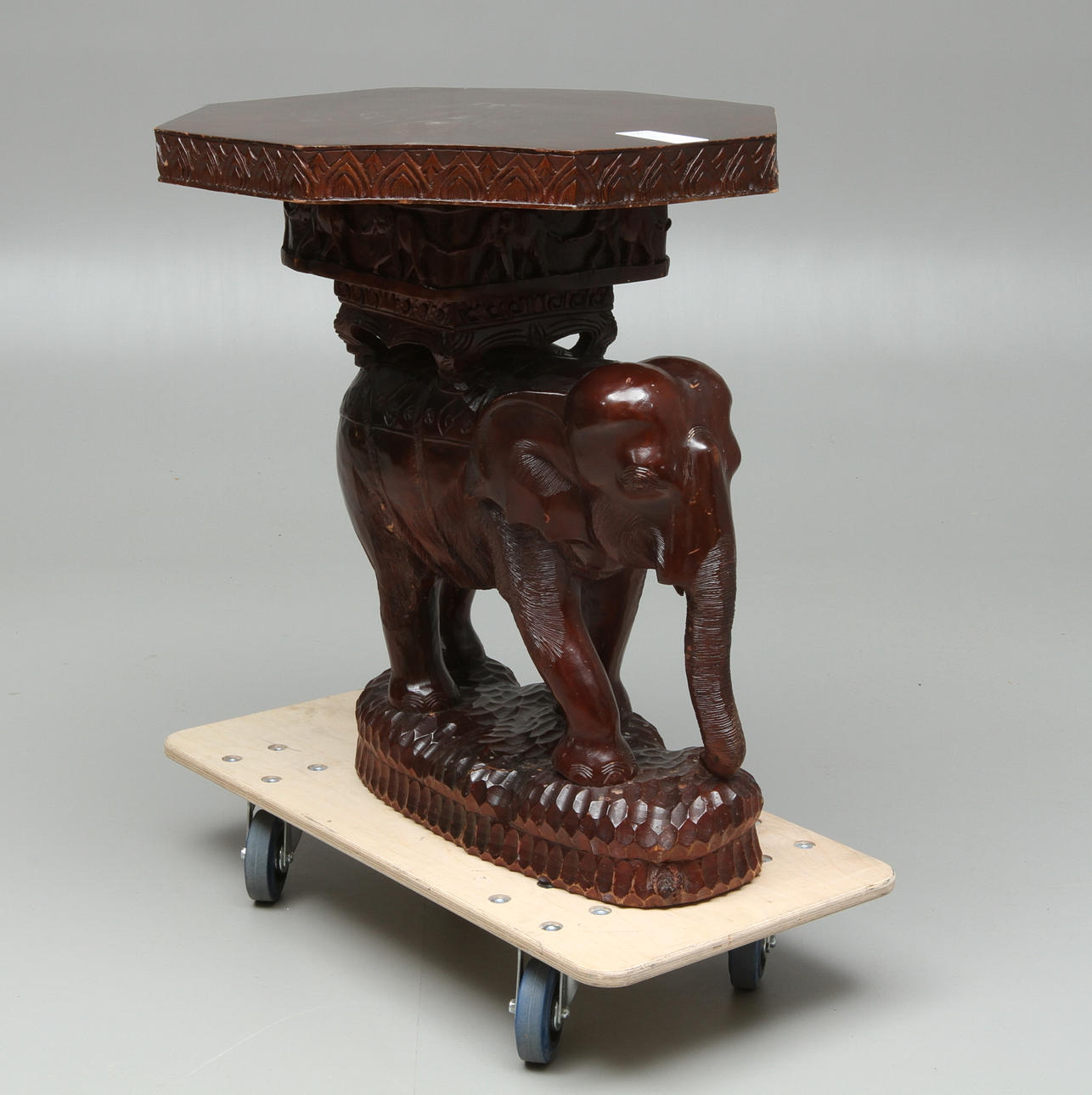 BORD, i form av elefant, Taiwan, 1900-talets slut.