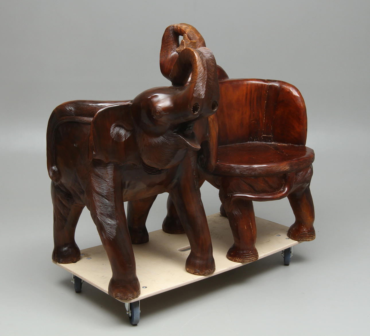 FÅTÖLJER, 1 par, i form av elefanter, Taiwan, 1900-talets slut.