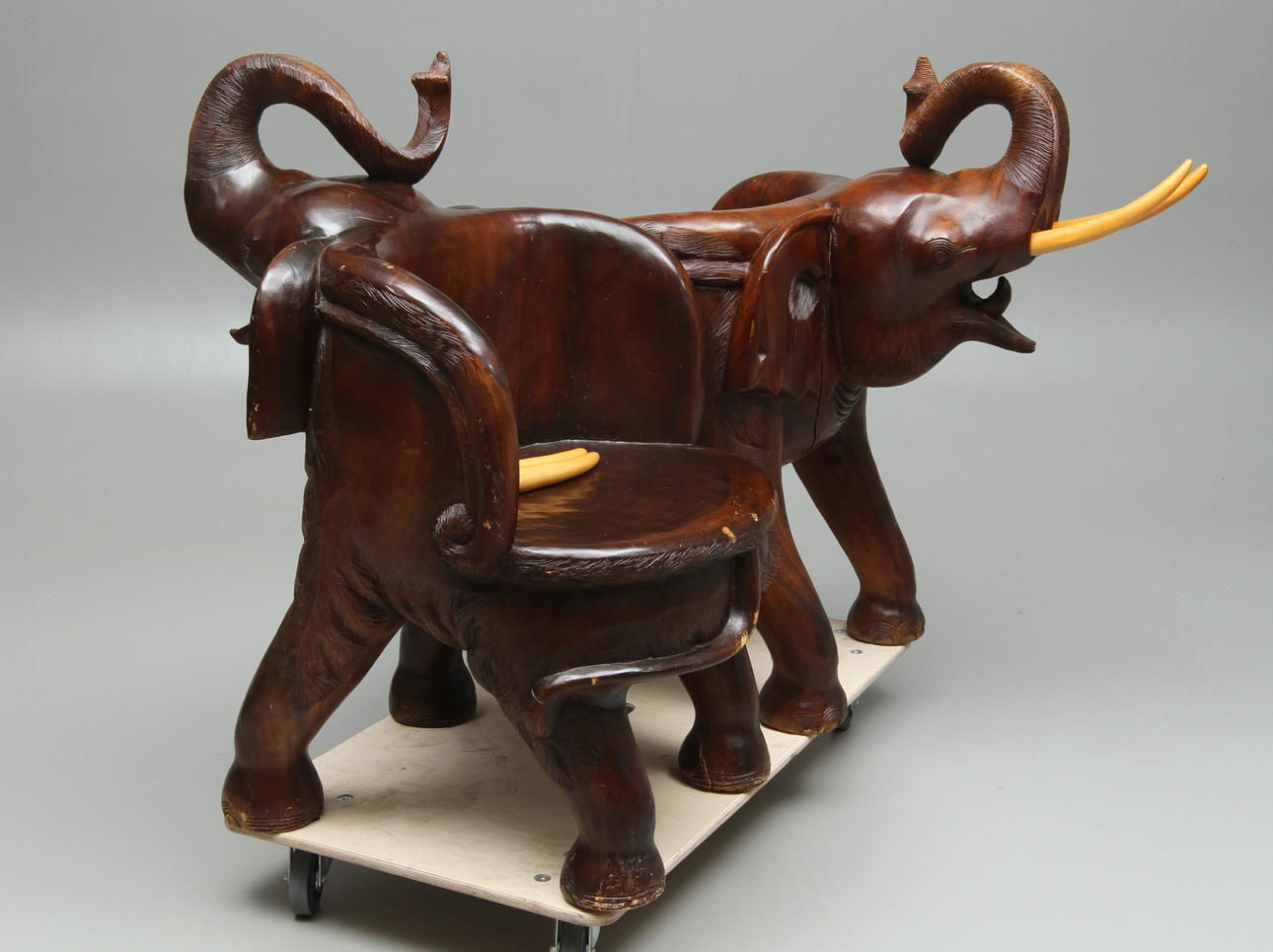 FÅTÖLJER, 1 par, i form av elefanter, Taiwan, 1900-talets slut.