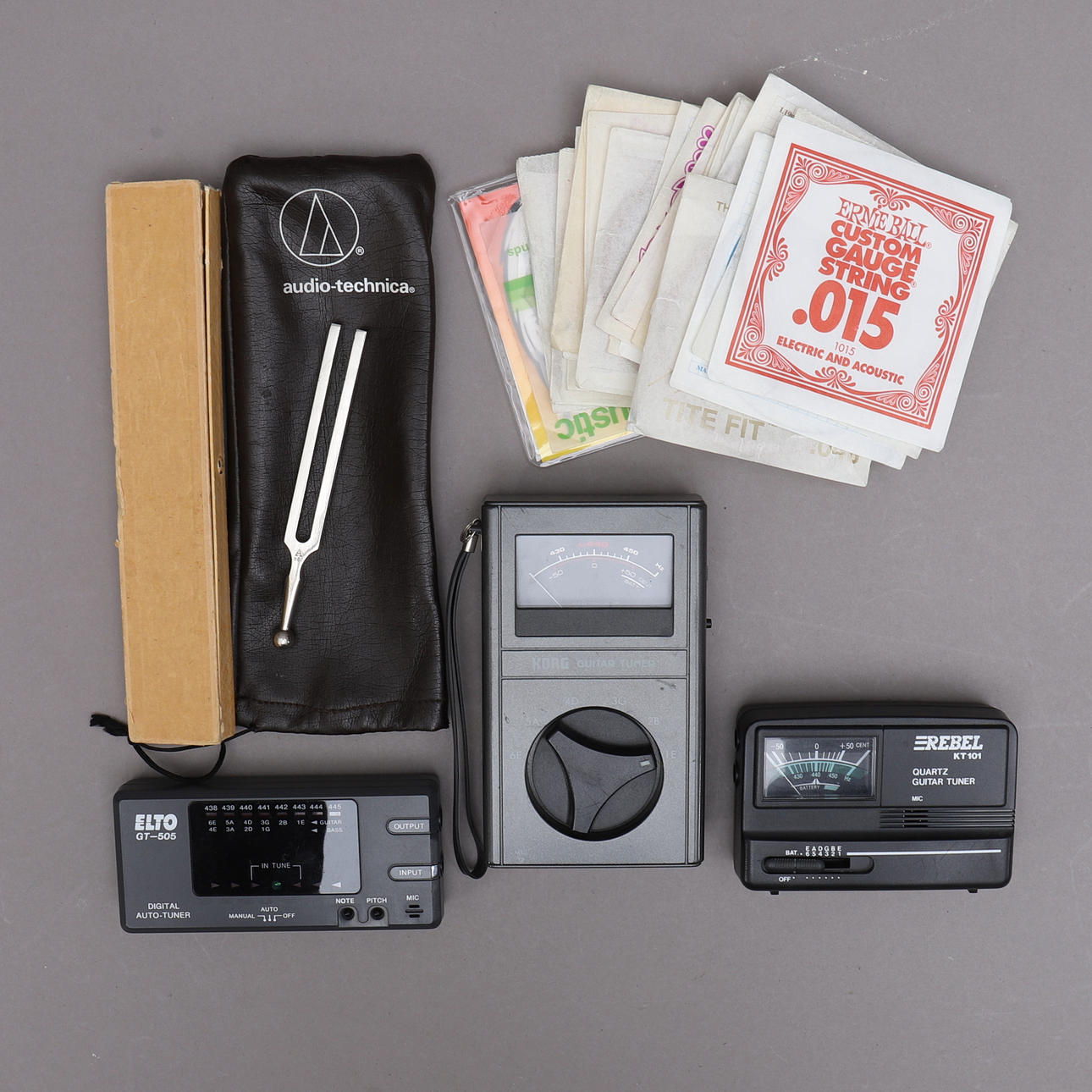 INSTRUMENTTILLBEHÖR, främst för gitarr; guitar tuners, stämgaffel & gitarrsträngar.