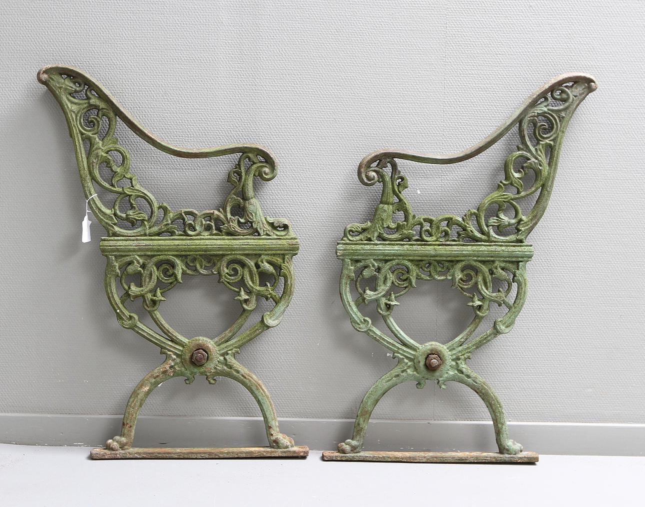 GJUTJÄRNSGAVLAR till trädgårdssoffa, ett par, 1800-tal.