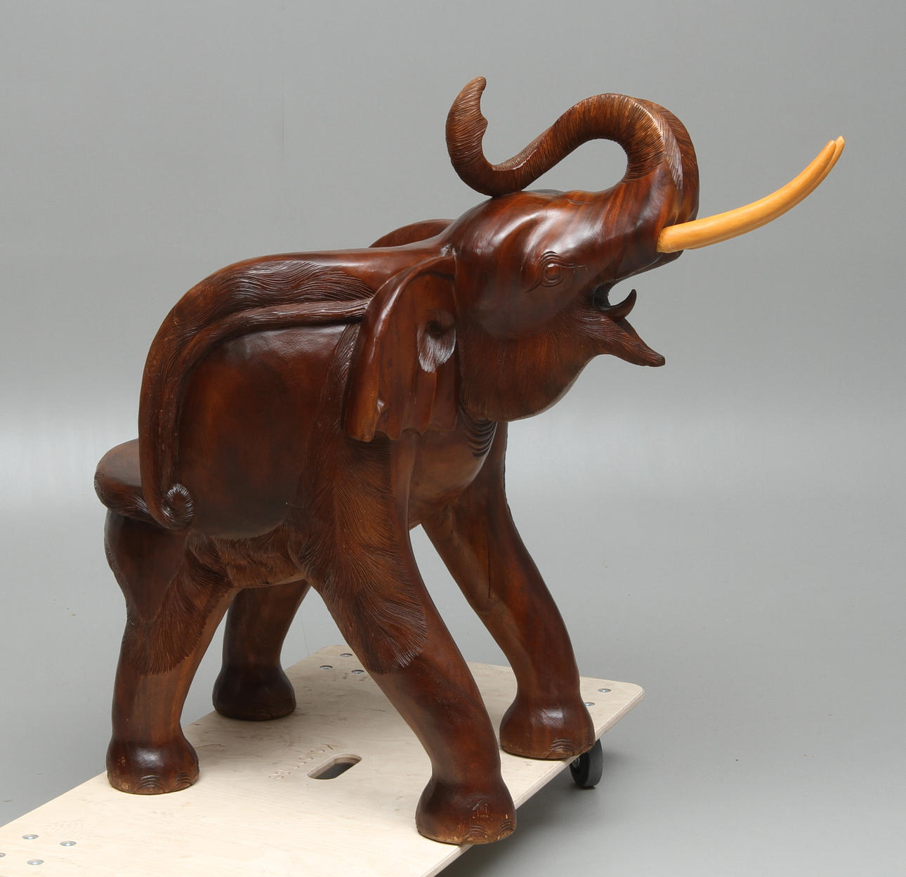 FÅTÖLJ, i form av elefant, Taiwan, 1900-talets slut.