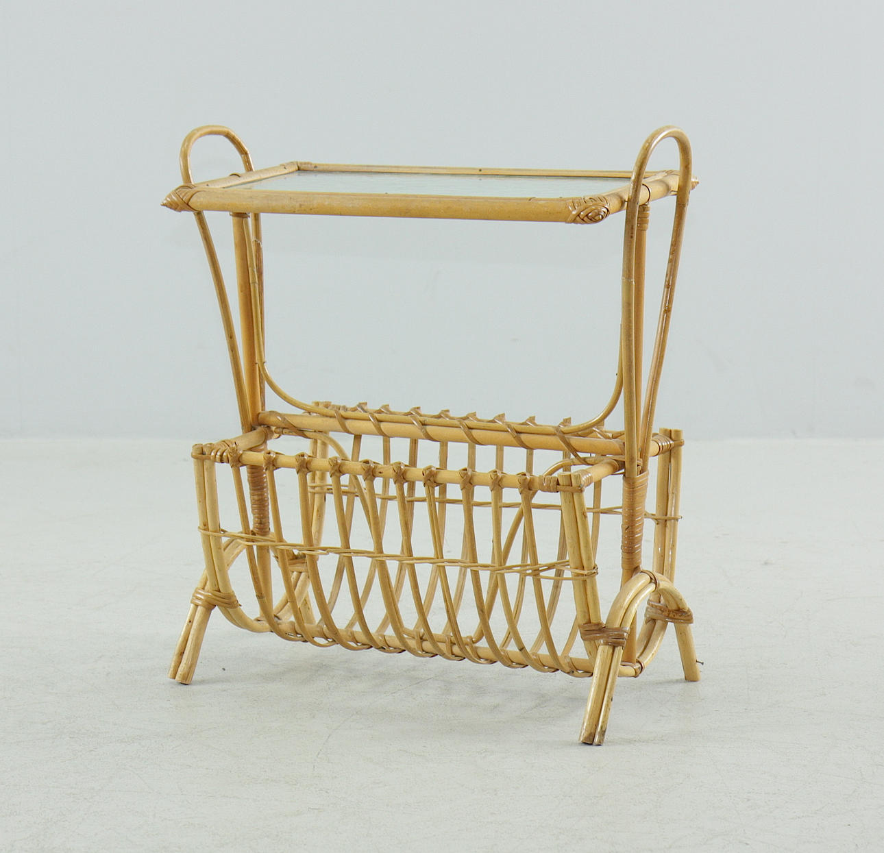 TIDNINGSSTÄLL, flätad rotting, 1900-tal.