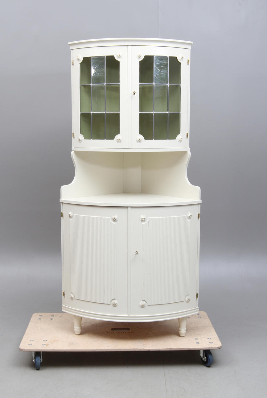 HÖRNSKÅP, med vitrinöverdel, gustaviansk stil, 1900-tal.