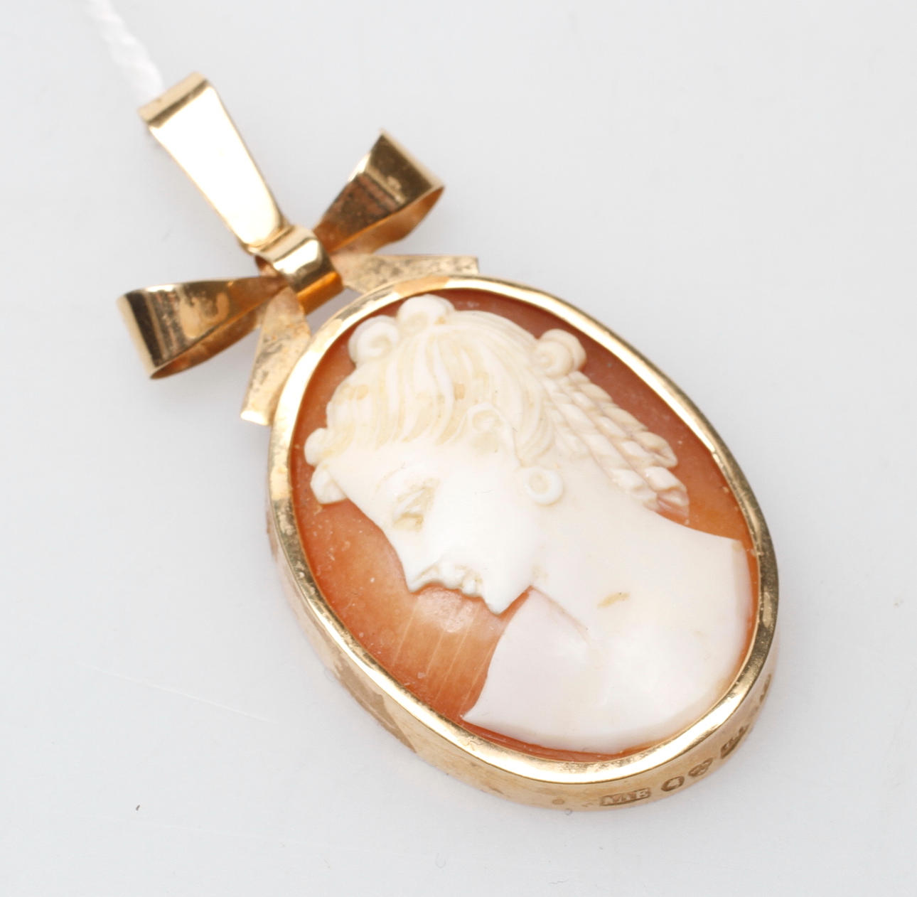 HÄNGE, guld 18k med camé, vikt totalt ca 8,5 gram.