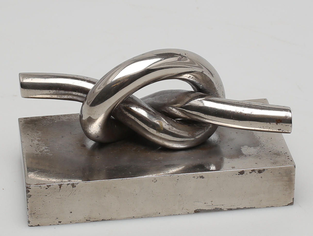 BREVPRESS stål, knut, osignerad.