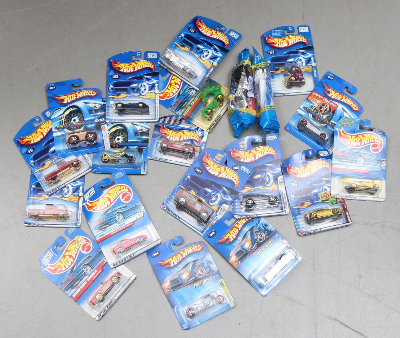 MODELLBILAR HOT-WHEELS 18 stycken samt 2 PEZ med motiv från Star Wars.