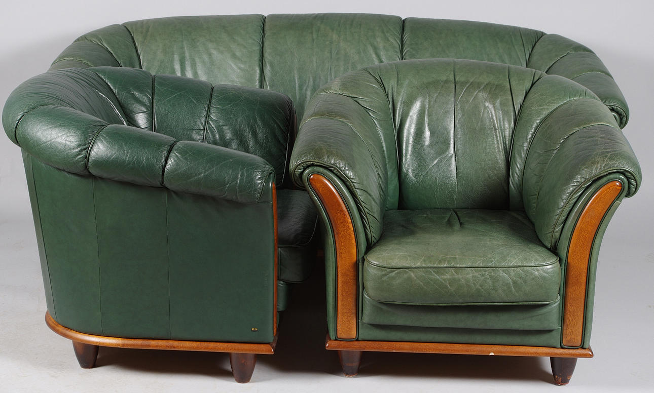 SOFFGRUPP, grönt skinn, sent 1900-tal.