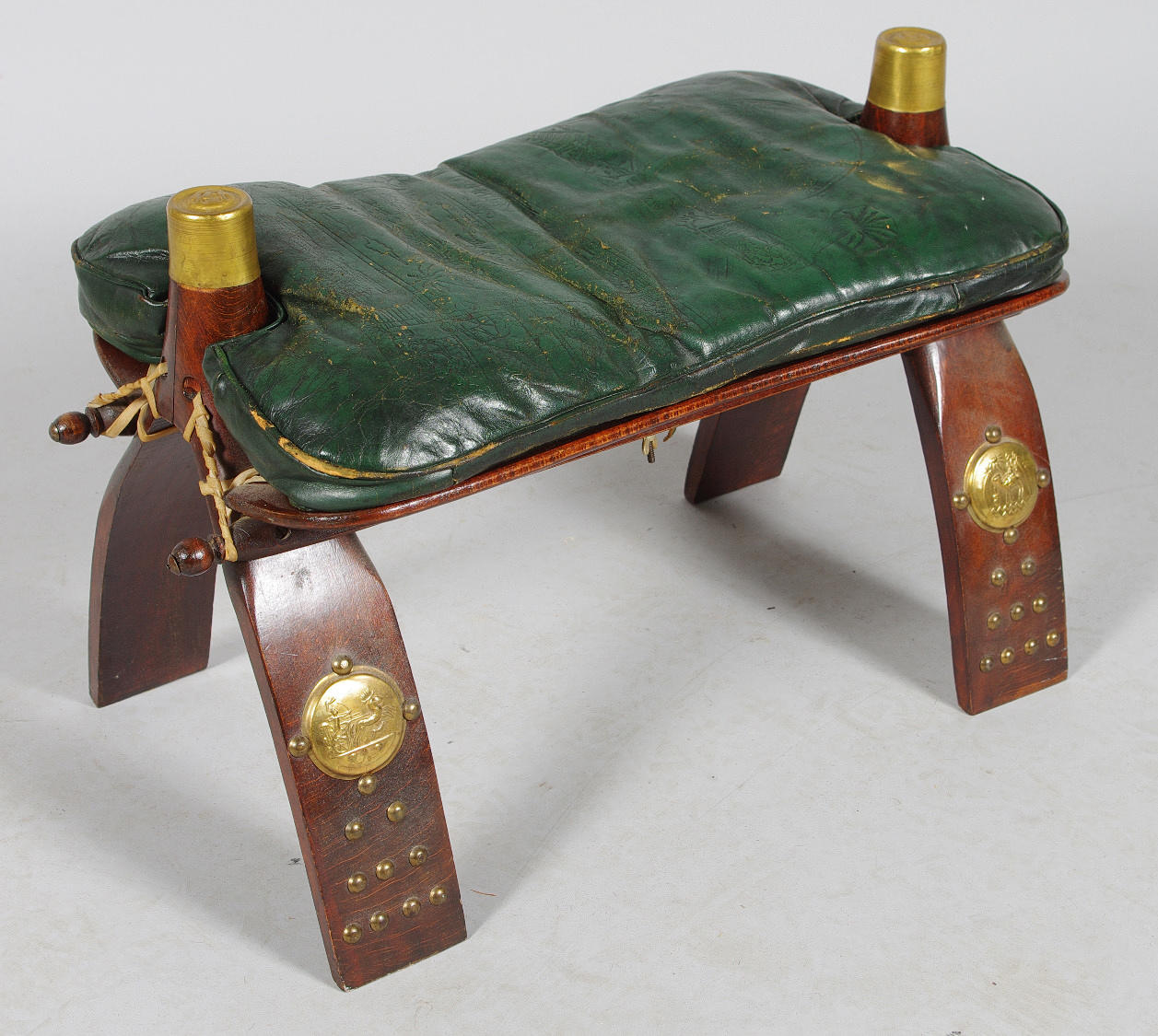 PALL/KAMELSADEL, skinnklädd med mässingsdetaljer.