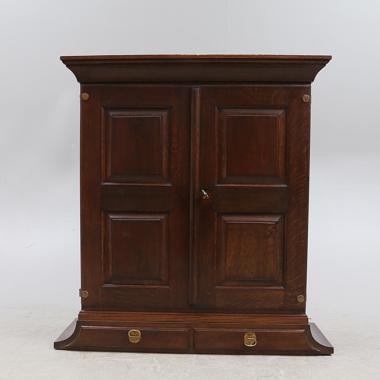 VÄGGSKÅP, 1900-tal.