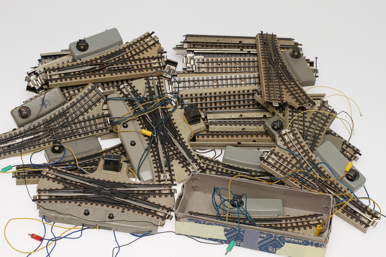 MÄRKLIN KORSNINGSVÄXLAR, VÄXLAR och SKENOR med MITTLEDARE.