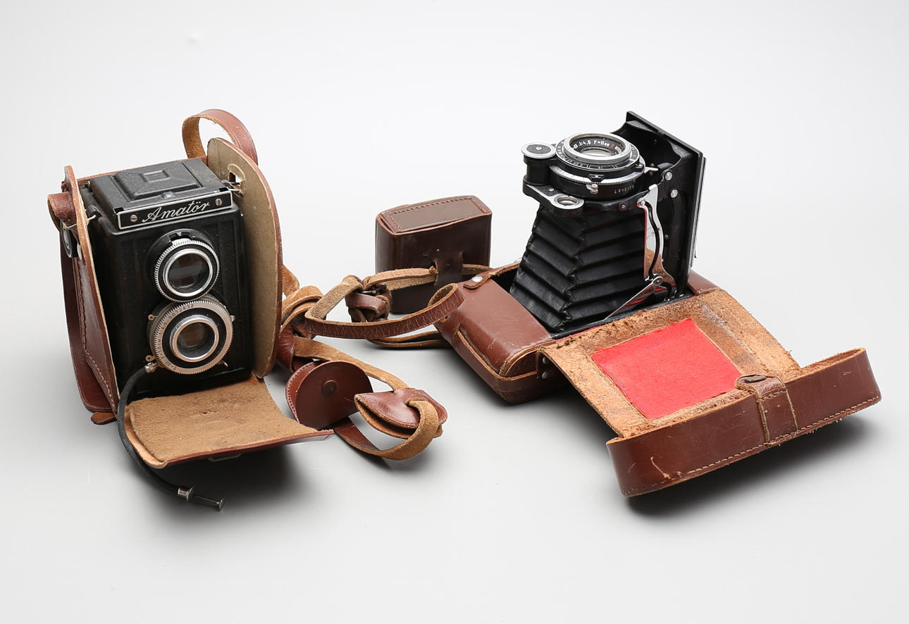 KAMEROR (2), rysk bälgkamera med ljusmätare, tvåögd spegelreflexkamera "Amatör", 1900-talets första hälft/mitt.