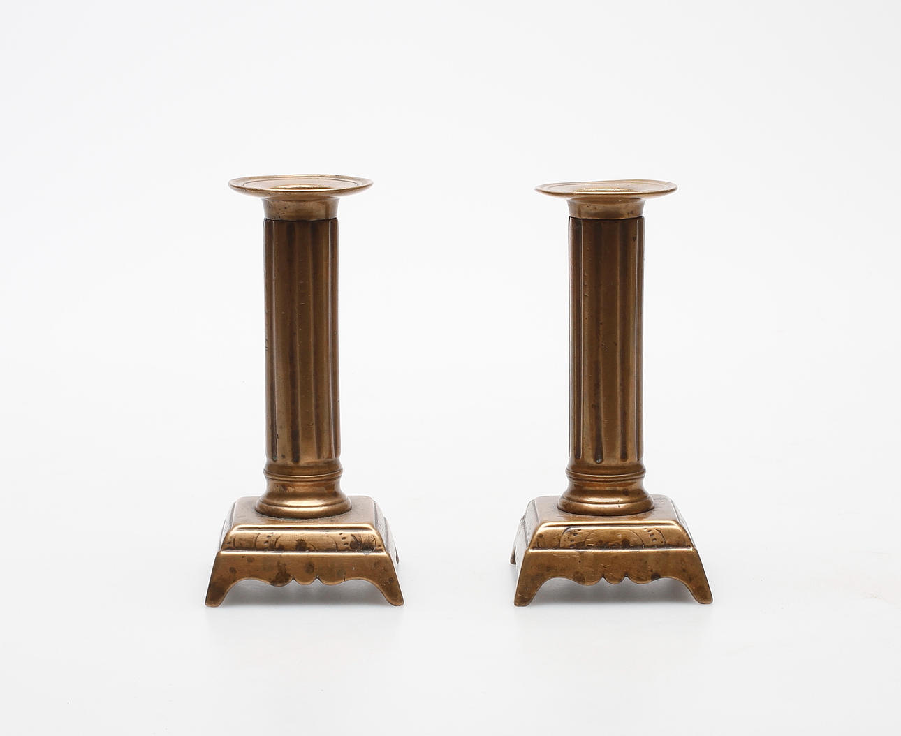 LJUSSTAKAR, ett par, mässing, gustavianska, 1700-tal.
