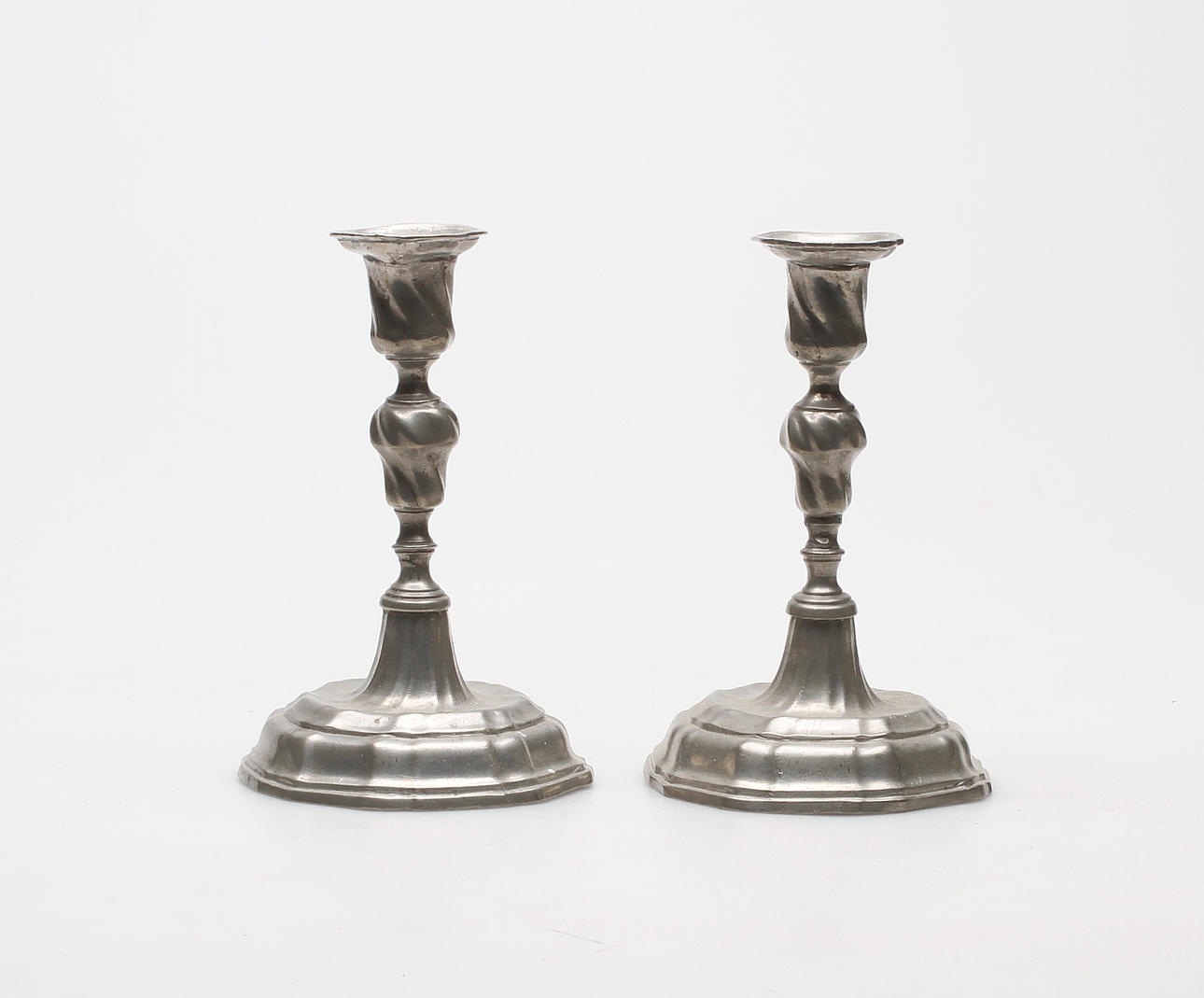 LJUSSTAKAR, ett par, tenn, rokoko, 1700-tal.