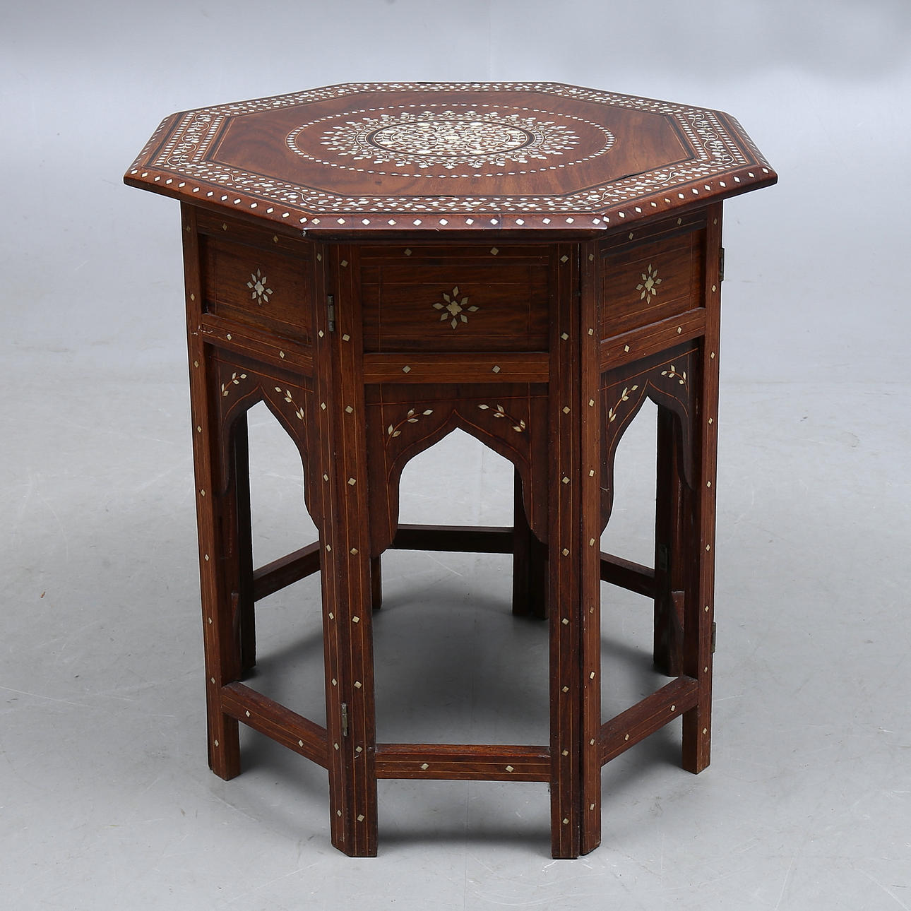 SAVUSTUSPÖYTÄ, upotettu, Intia.