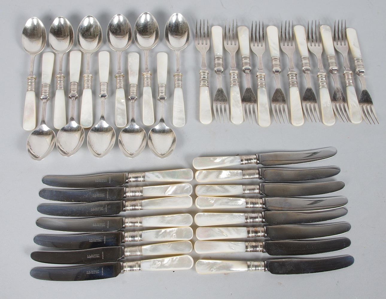 BESTICKUPPSÄTTNING, nysilver med pärlemoskaft, England.