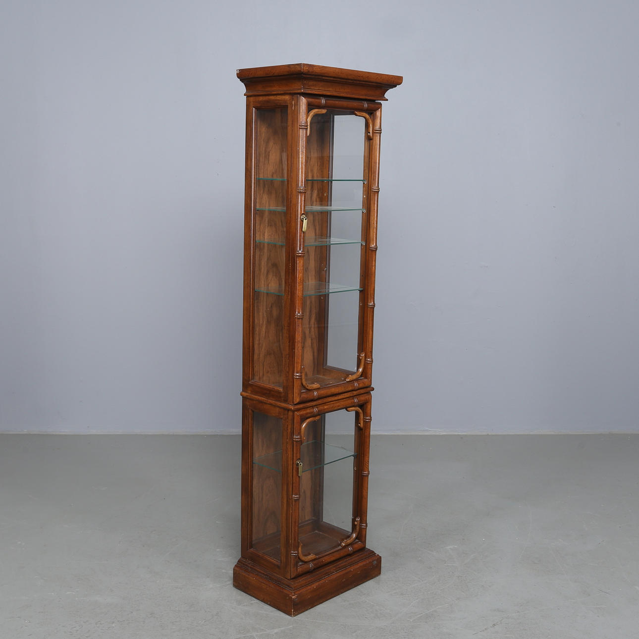 VITRINE, Kolonialstil, Ende des 20. Jahrhunderts.