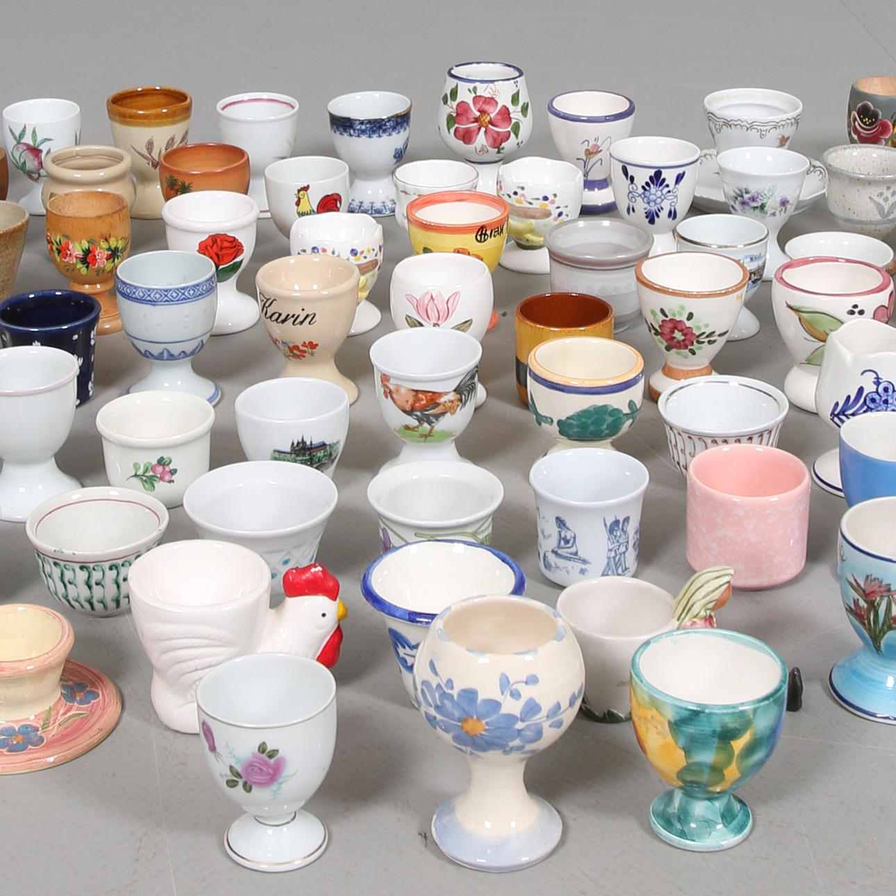 ÄGGKOPPAR, ca 80 st. porslin, trä, 1900-tal.