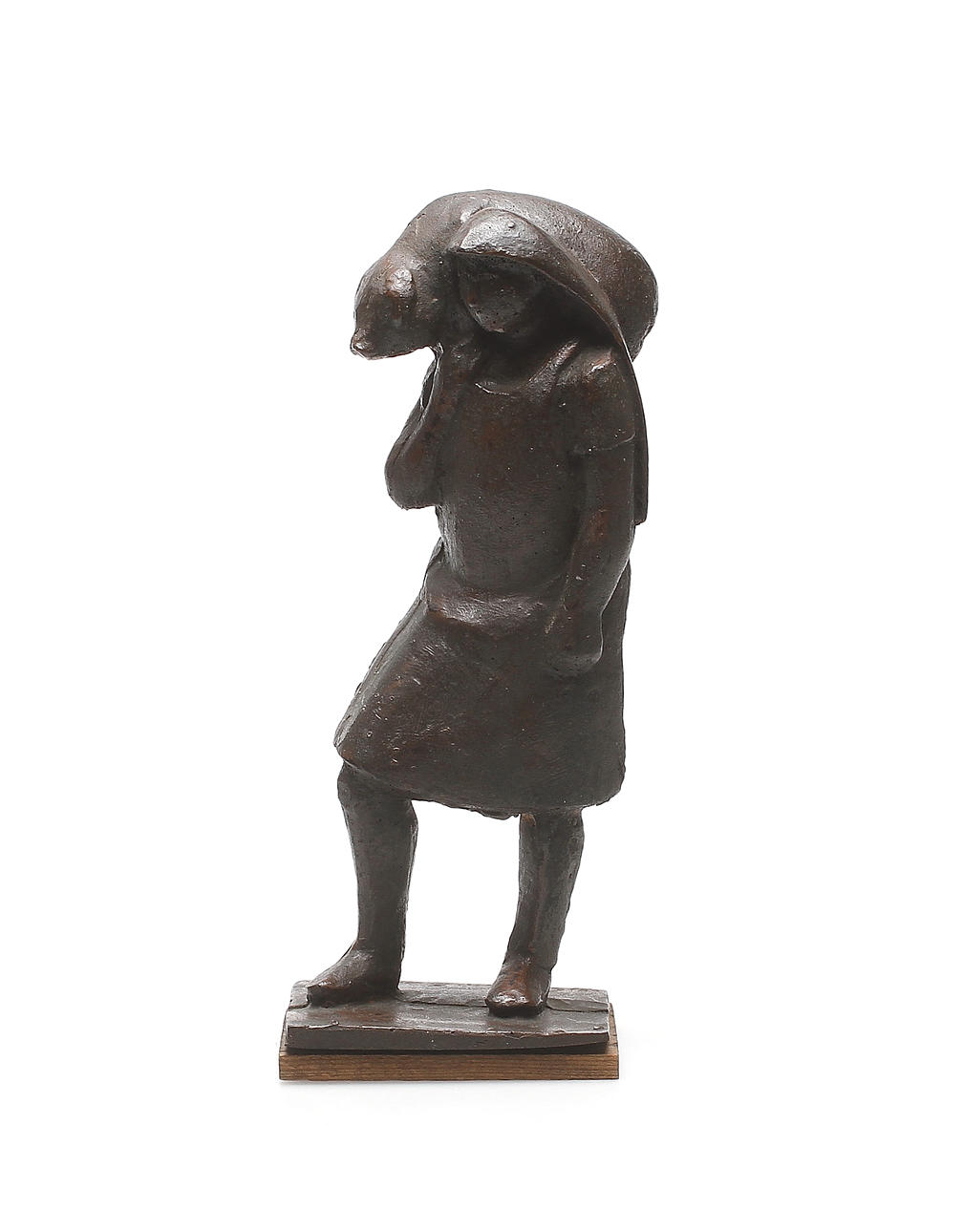 OKÄND KONSTNÄR. Skulptur. Man med gris på axeln. Bronspatinerad metall. Otydligt signerad.