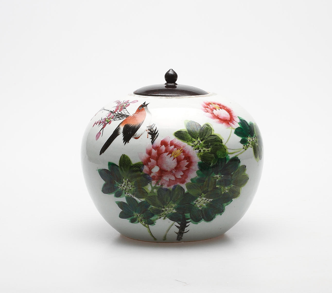 BOJAN MED TRÄLOCK, porslin. Kina, omkring sekelskiftet 1900.