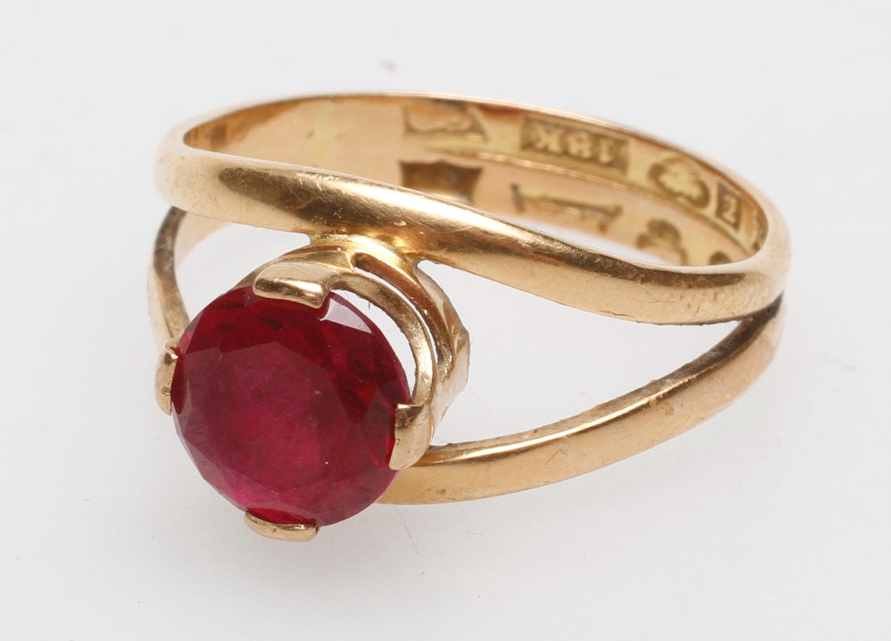 RING, 18k guld, med röd sten, total vikt ca 4,5 gr.