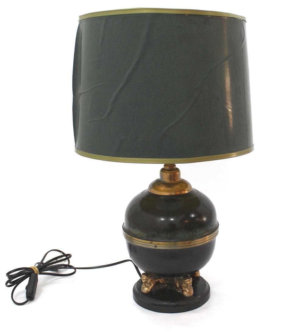 LAMPA i mässing med lejon 1900-talet.