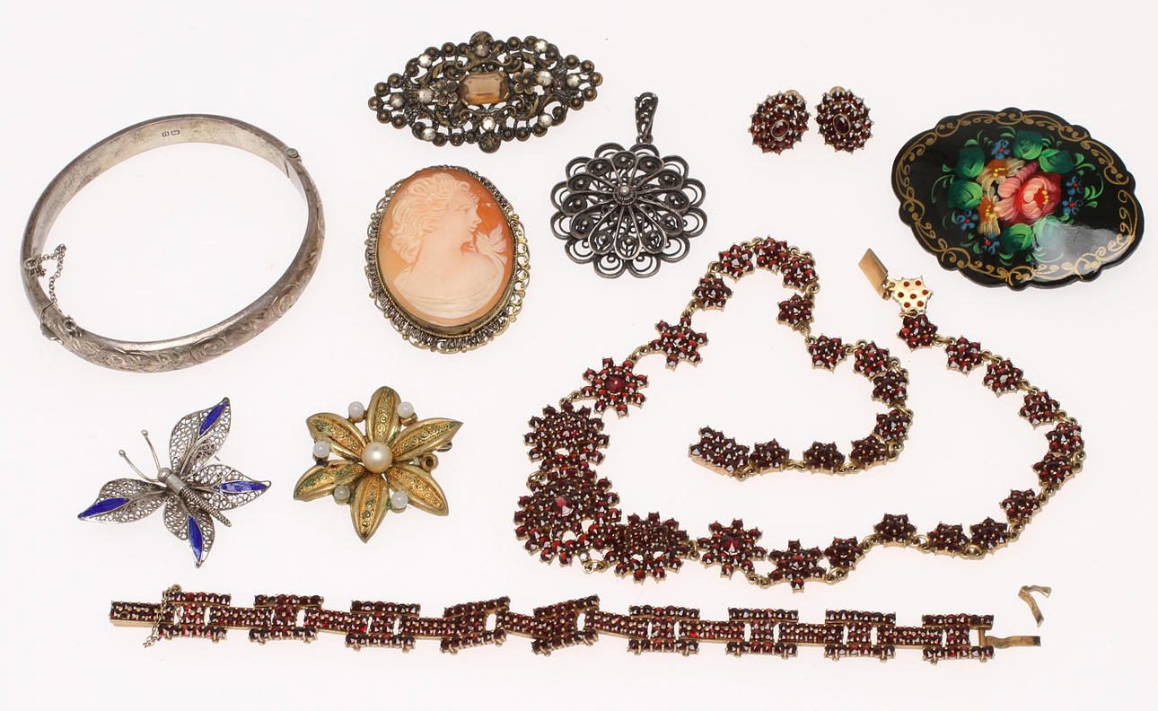 SMYCKEN, 10 delar, bland annat silver.