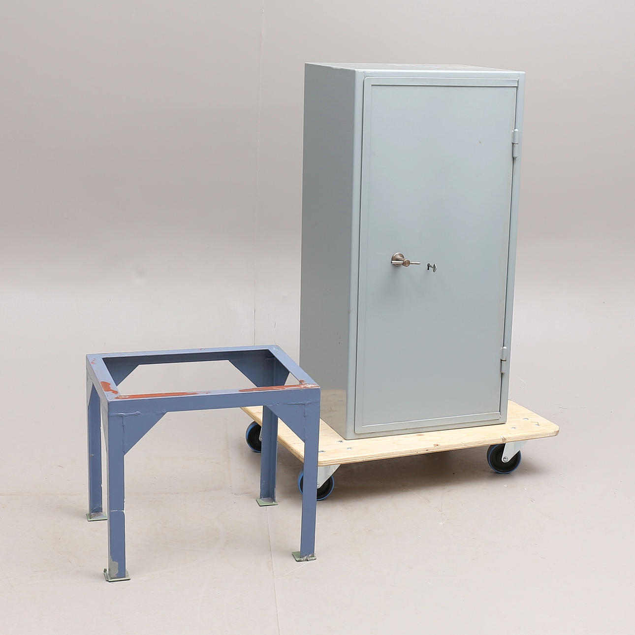 KASSASKÅP/AMMUNITIONSSKÅP på metallställning.