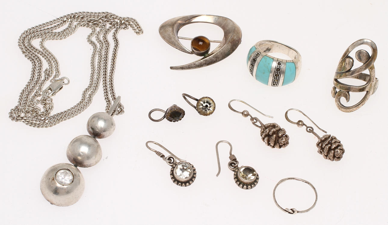 SMYCKEN, silver, 8 delar, bland annat ringar och halsband.