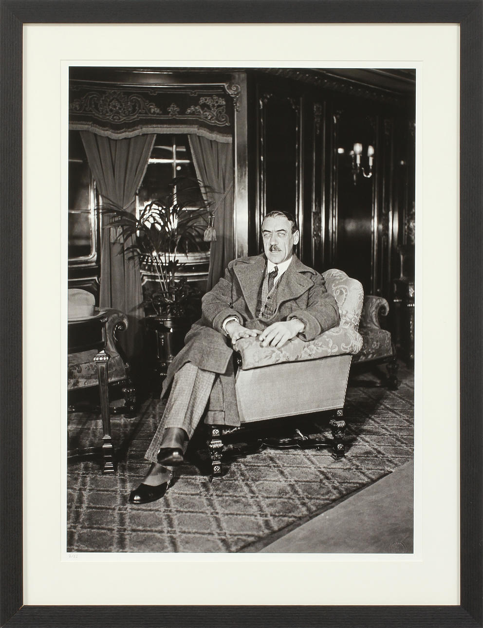 FOTOGRAFI, "Regissör Mauritz Stiller ombord på M/S Gripsholm Göteborg". Pigmentbaserat HP Vivera-bläck, 2 av 25 numrerade exemplar, Bildbyrån Kamerareportage AB samlingar.