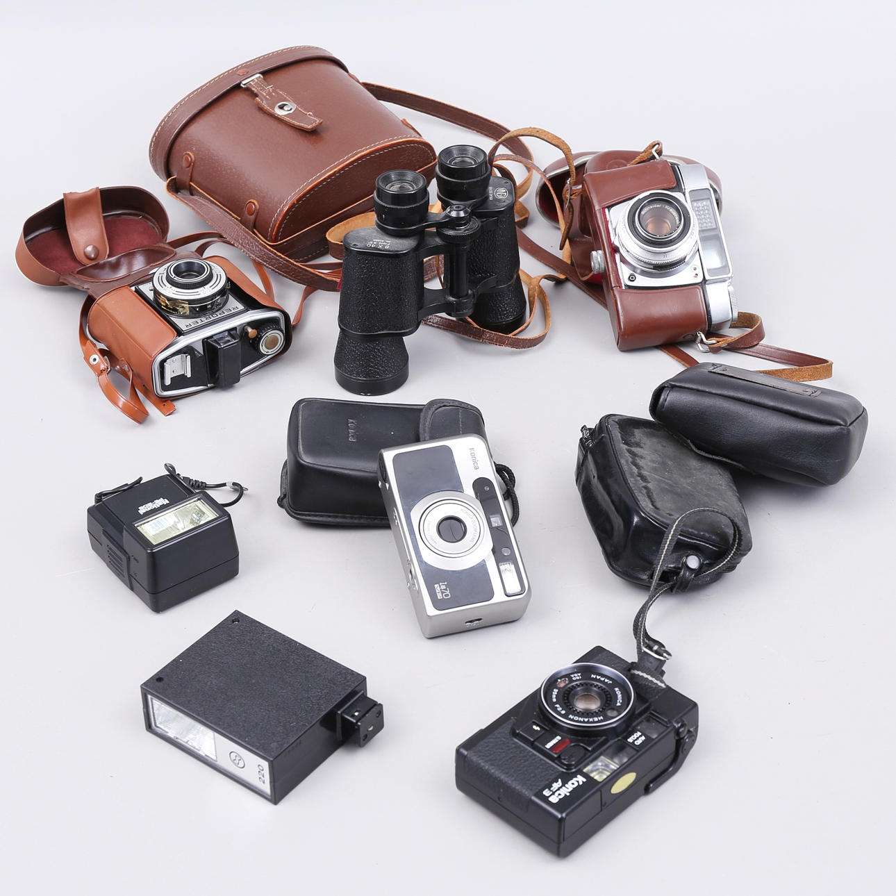 CAMARAS, BINOCULARES etc., 7 partes, Konica.