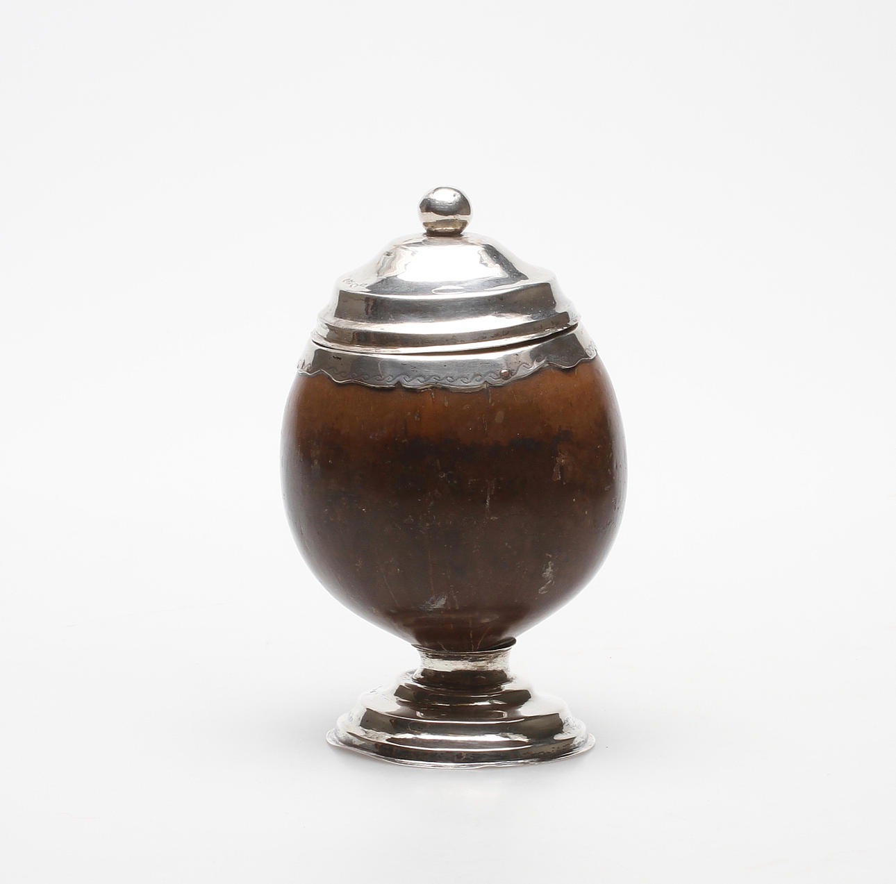 BÄGARE MED LOCK / LOCKSKÅL, CF Carlman, Stockholm, 1897, silver/kokosnöt.