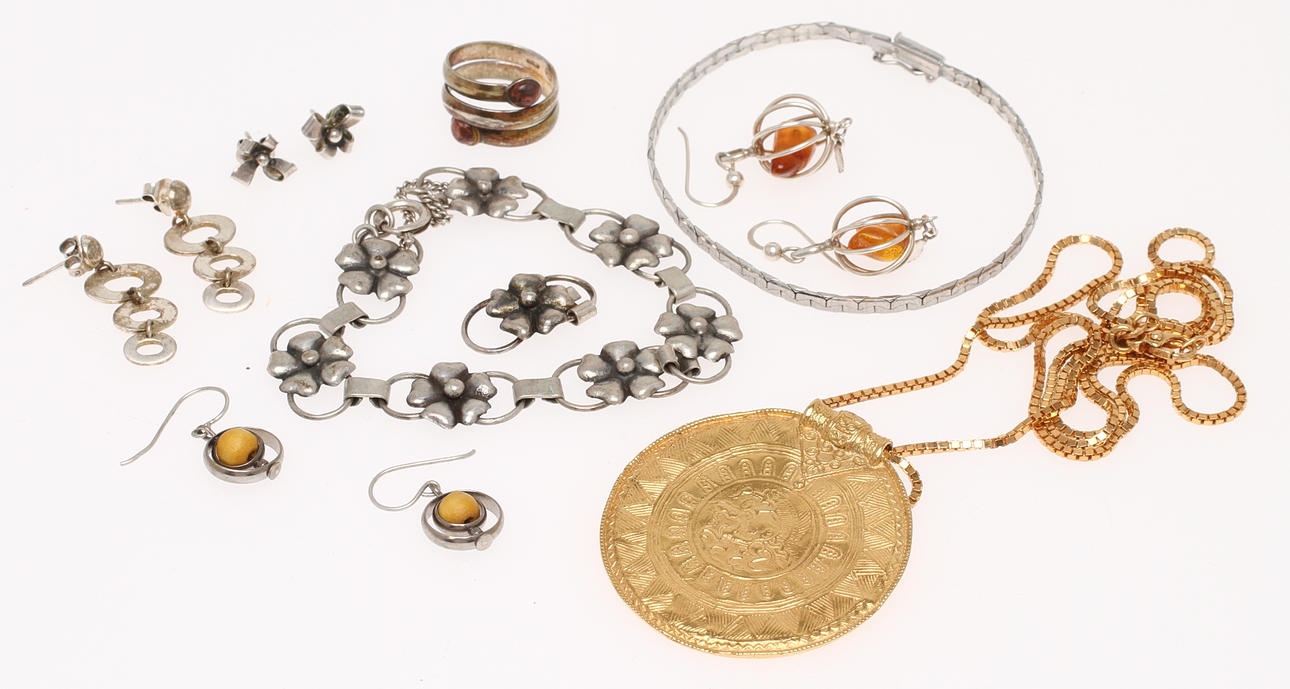 SMYCKEN, silver, 8 delar, bland annat förgylld hänge med kedja.