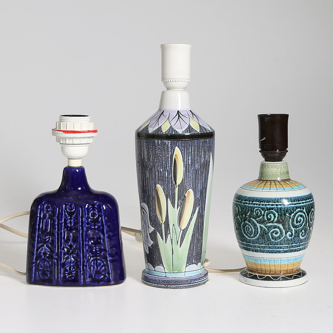 BORDSLAMPOR, 3 st, lergods, bla. Syco och Tilgmans Keramik. 1900-talets mitt.