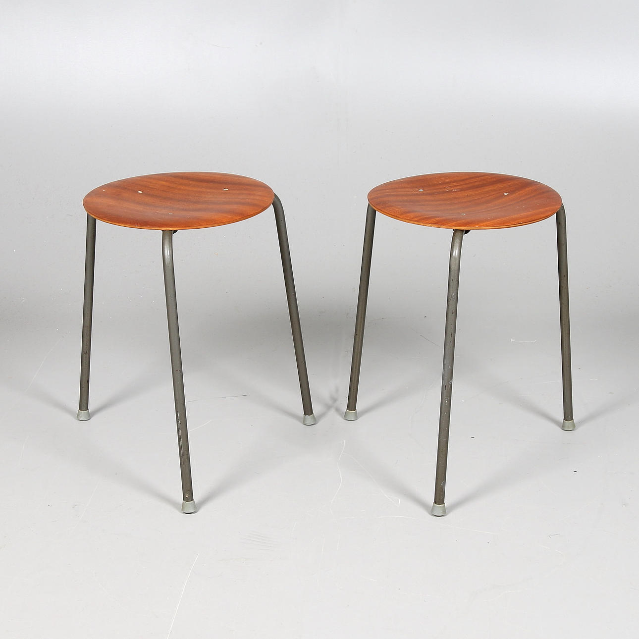 PALLAR, 2 st. teak och metall, design Tony Paul. 1900-talets mitt.