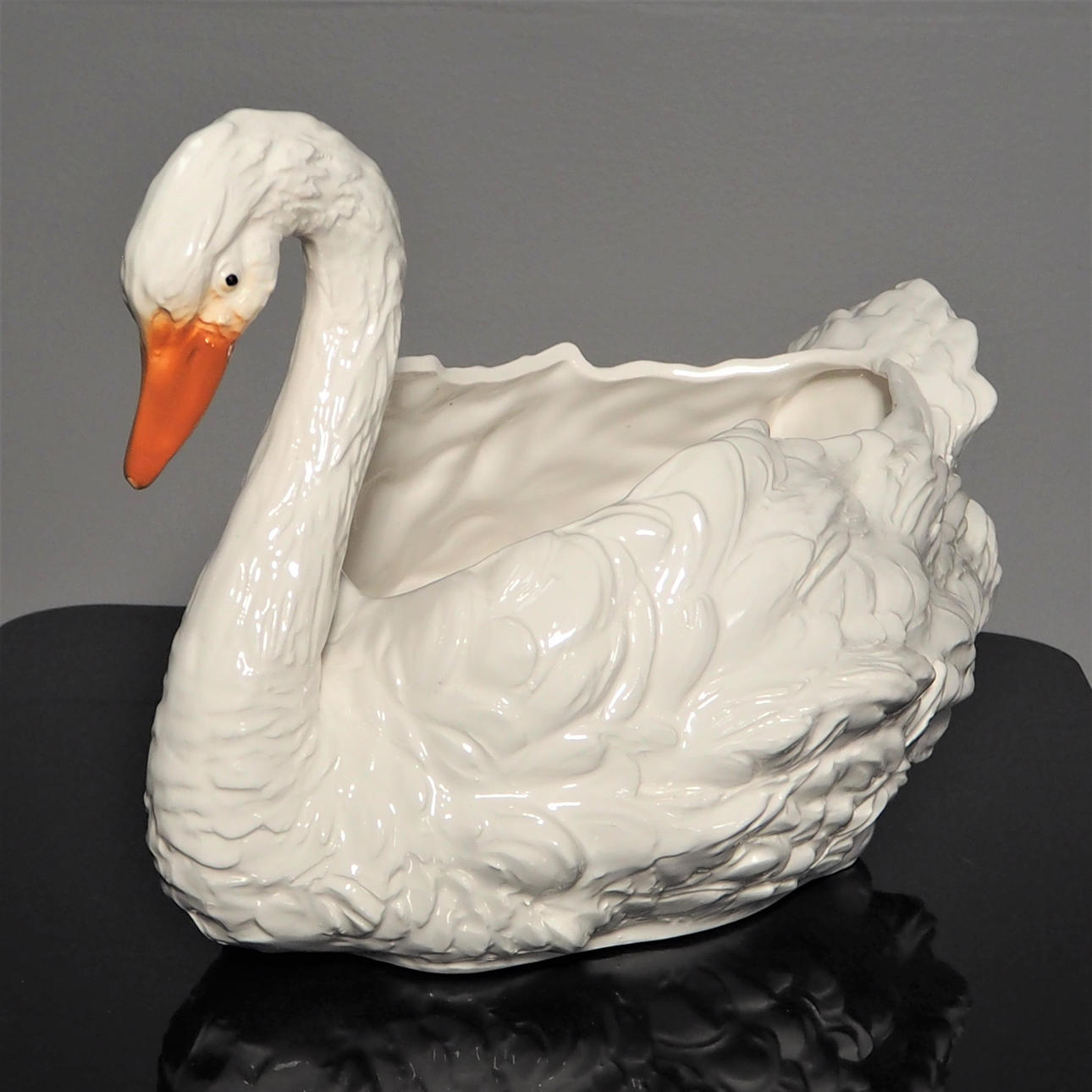 BORDSDEKORATION / YTTERFODER, porslin, svan, Italien.