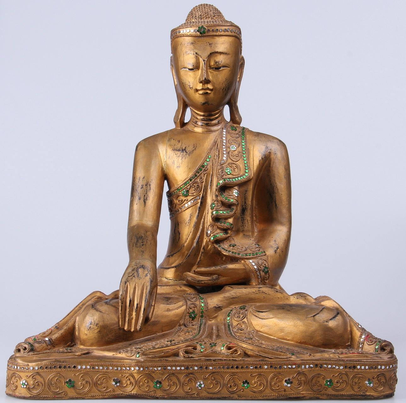 SKULPTUR, Buddha, förgyllt trä med glasinläggningar, Thailand, omkring 1900.