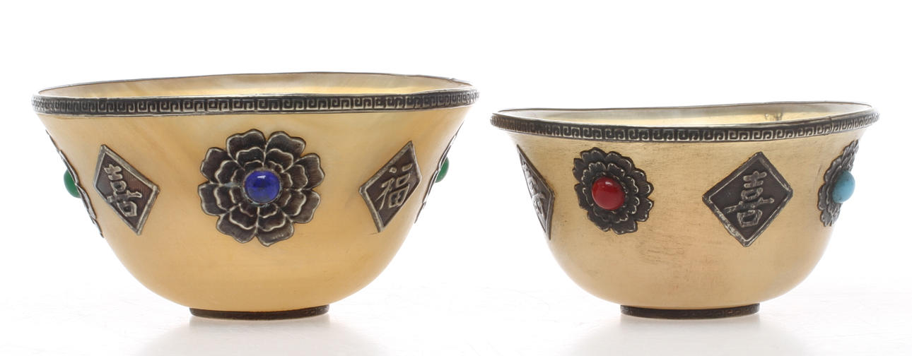 SKÅLAR, 2 st, kohorn med metalldetaljer, Kina.