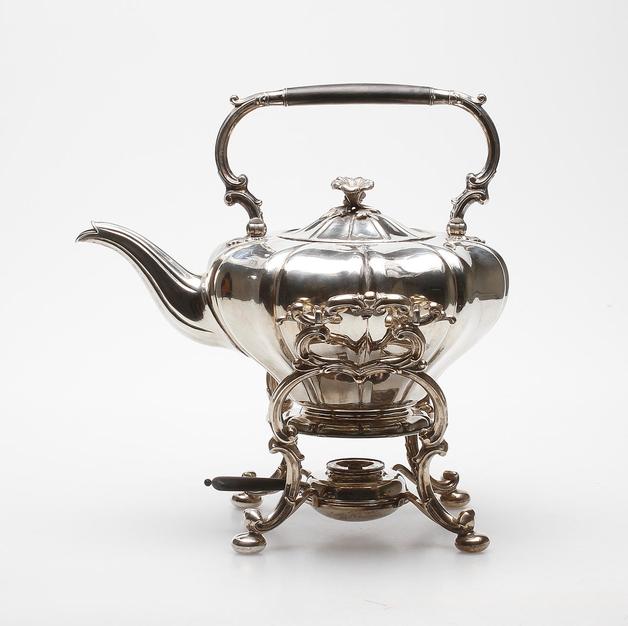 TEKANNA MED RECHAUD, silver, nyrokoko, 1800-talets andra hälft. Total vikt 1443 gram.