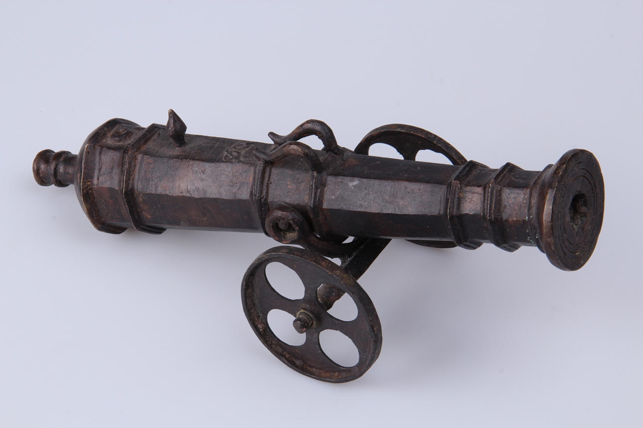 BORDSKANON, metall, trol. Asien, 1900-tal.