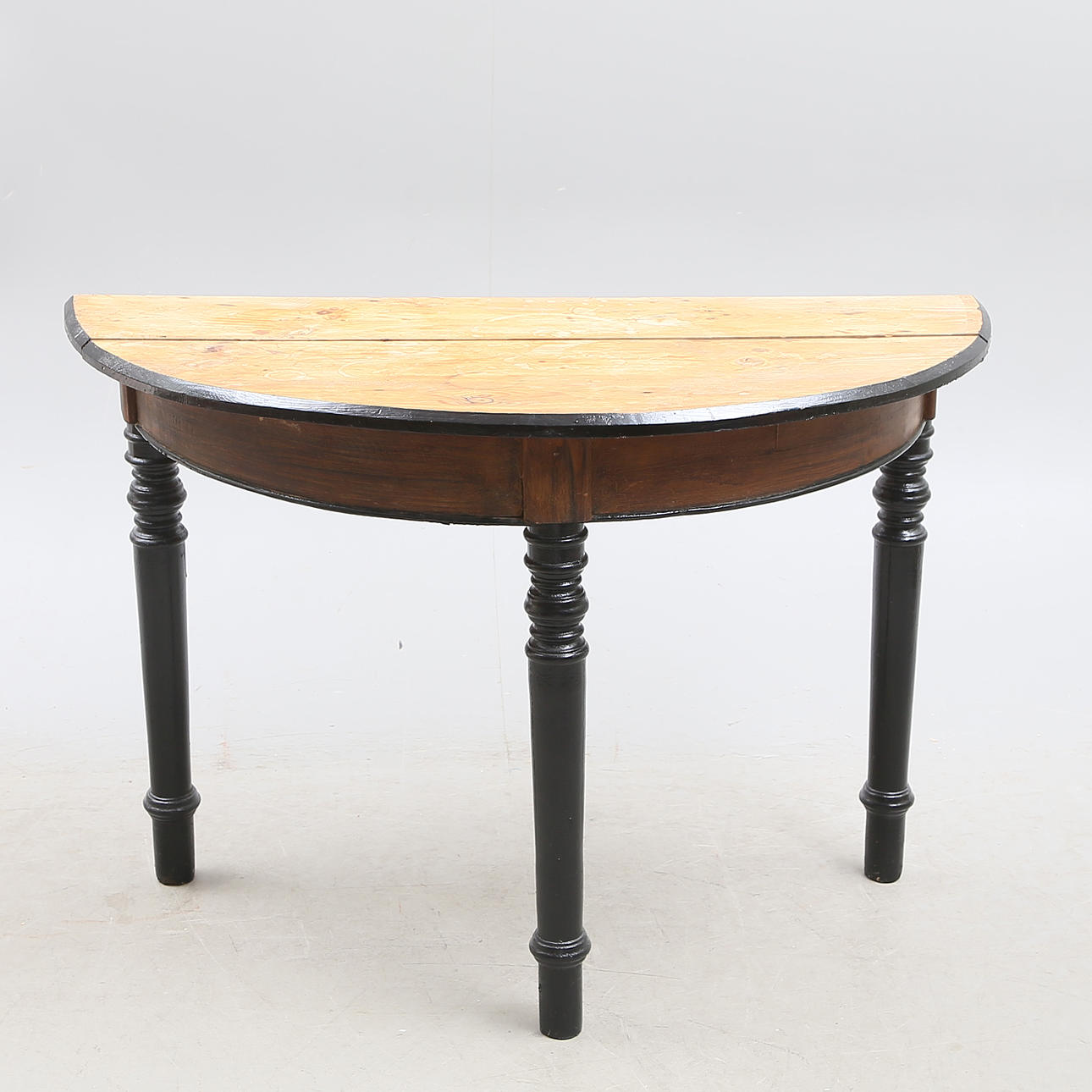 HALVMÅNEBORD, sekelskiftet 1900.