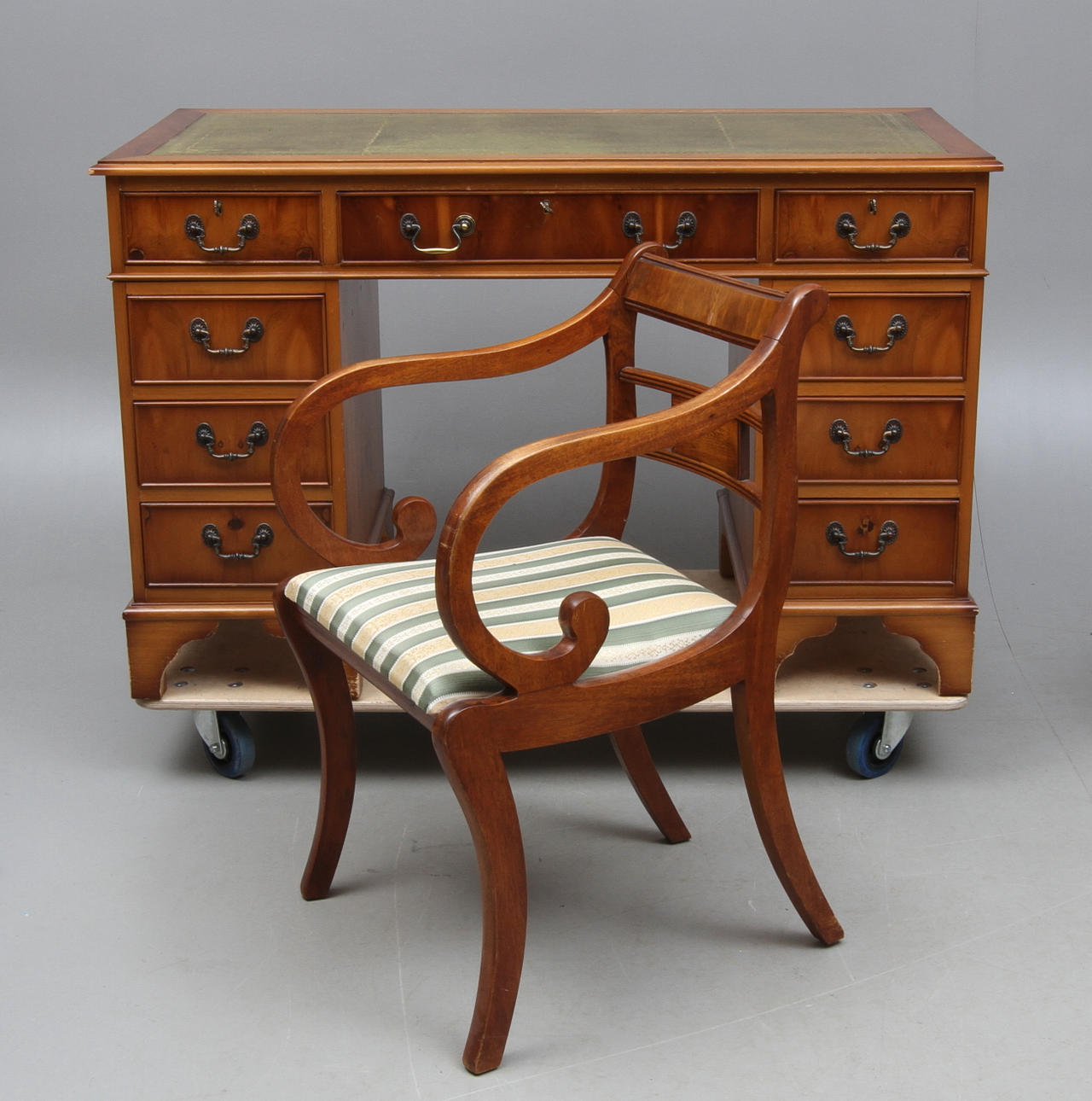 SKRIVBORD, KARMSTOL, engelsk stil, 1900-tal.