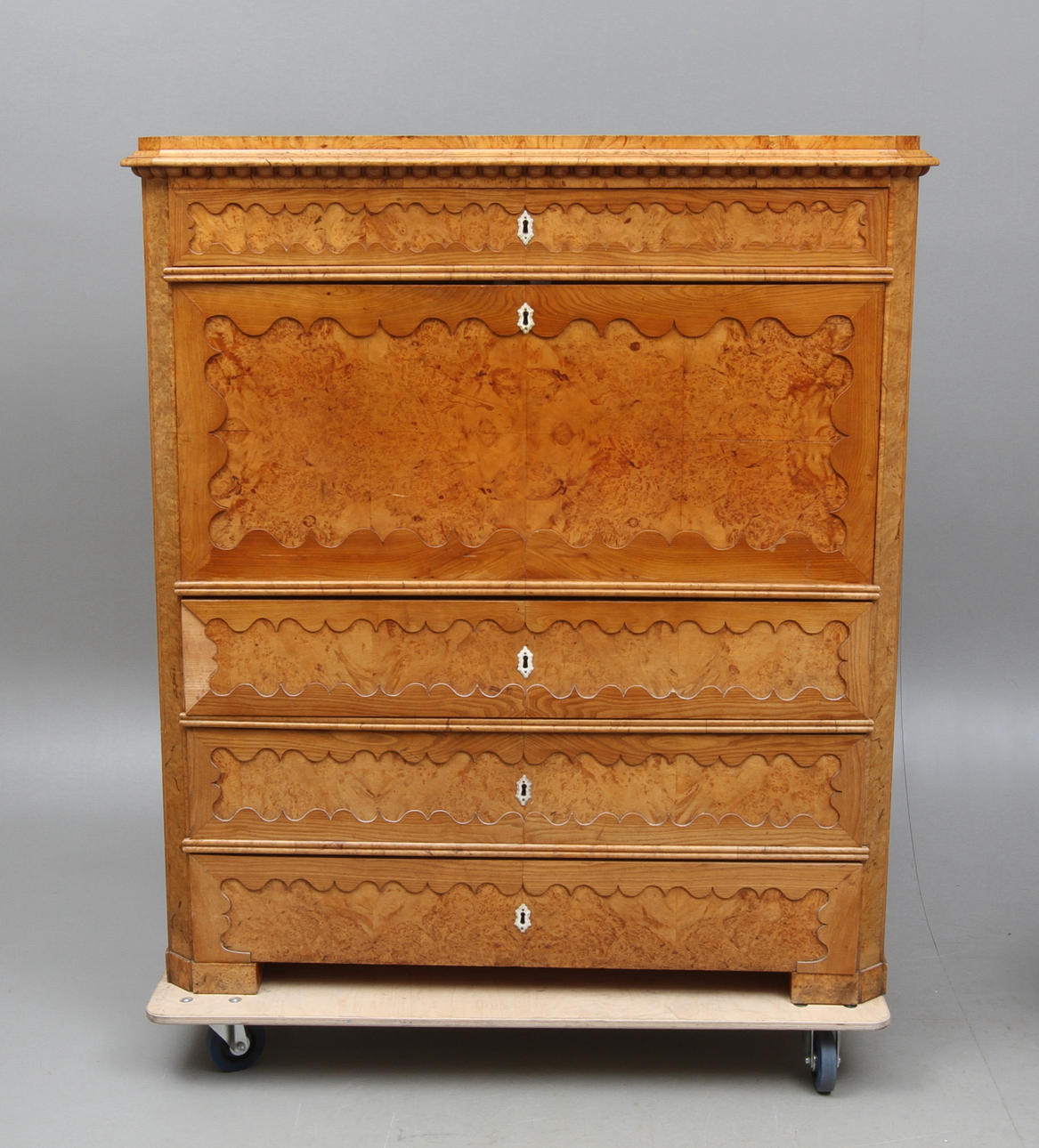 CHIFFONJÉ, med delvis rotfanér, 1800-talets slut.