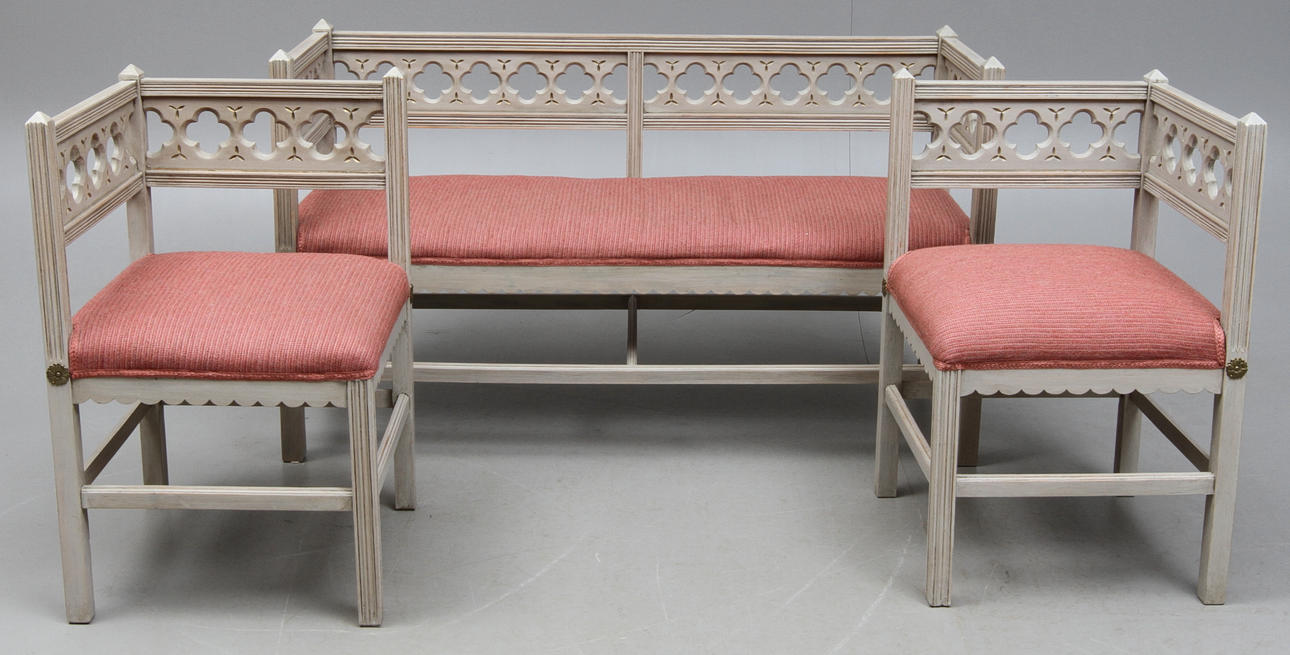 MÖBELGRUPP, bestående av soffa samt två hörnstolar, 1900-tal.