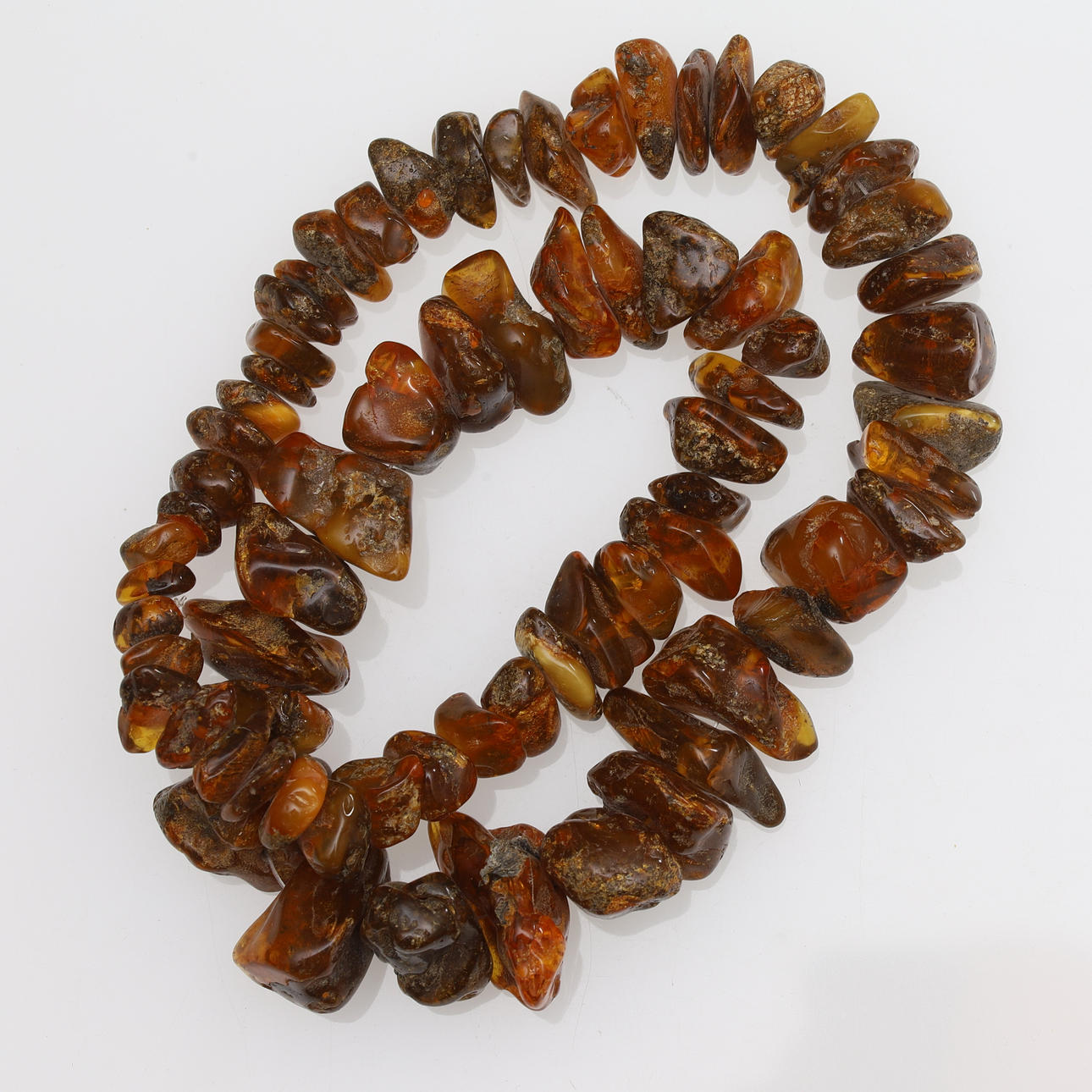 COLLIER, ungeschliffener Bernstein, dosiert.