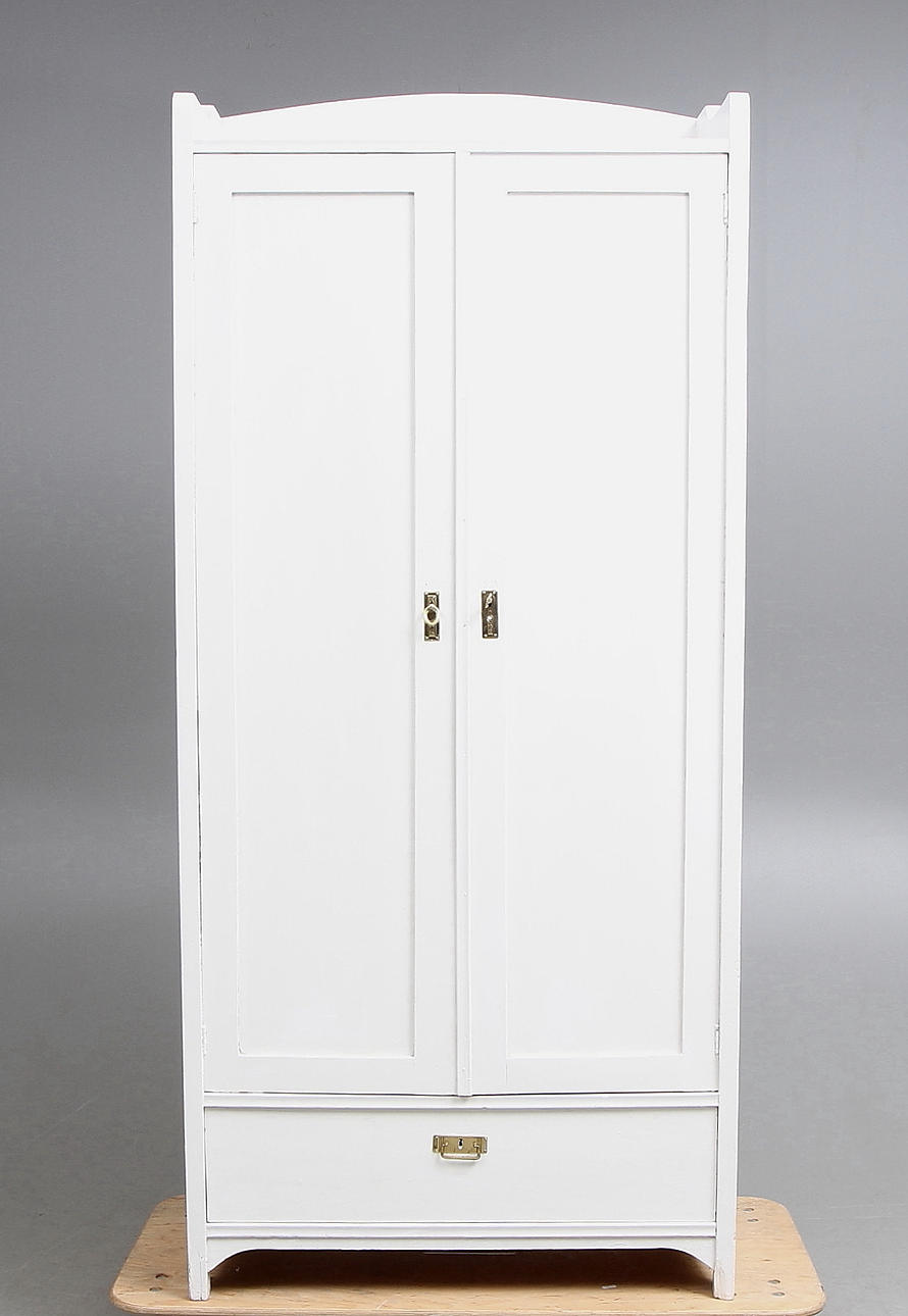 SKÅP, vitmålat, Jugend, 1900-talets första hälft.