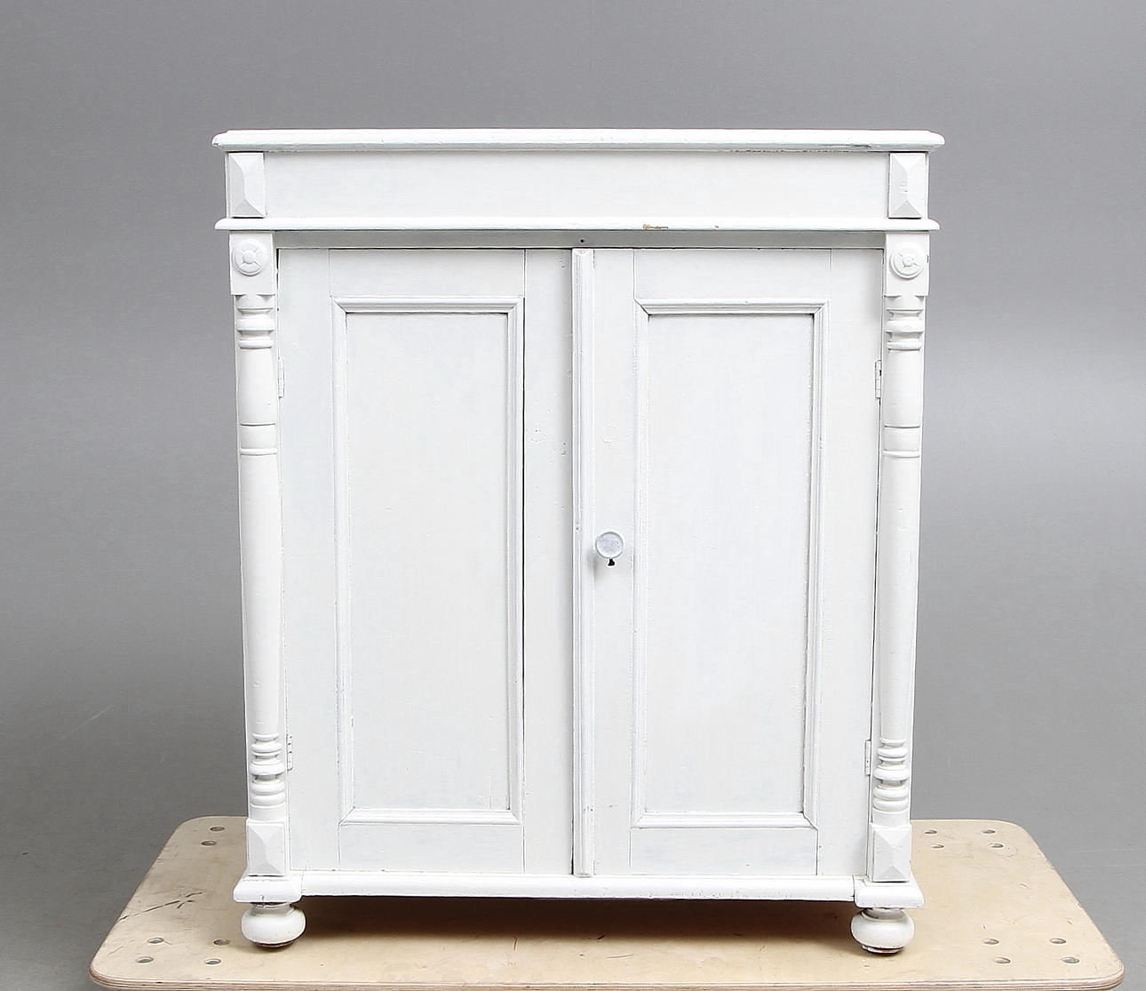 SKÄNK/LAVOAR, vitmålad, 1900-talets första del.