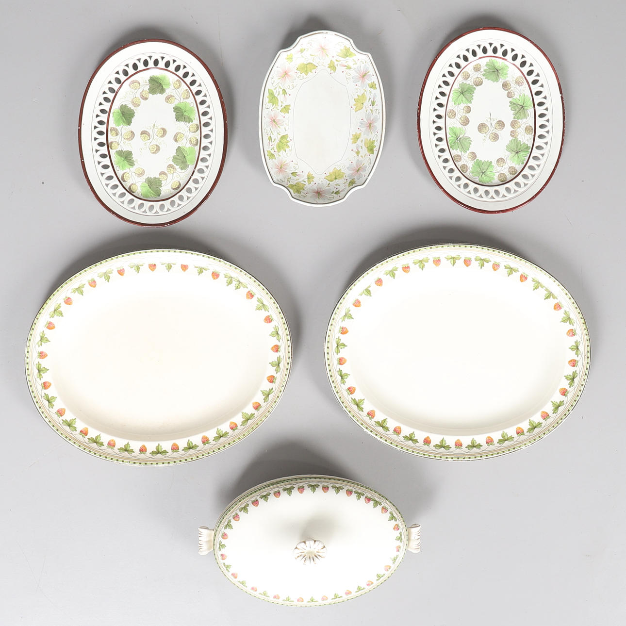 EIN PAAR PERLWAREN-TERRENNENSTÄNDER.