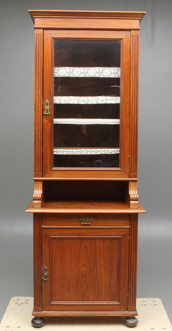 SKÅP med vitrinöverdel, jugend, 1900-tal.