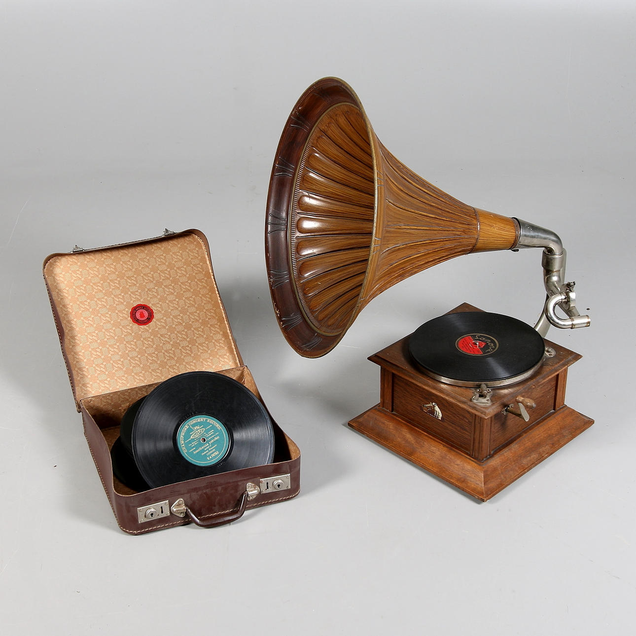 TRATTGRAMMOFON med vev, "His masters voice", 1900-talets första hälft.